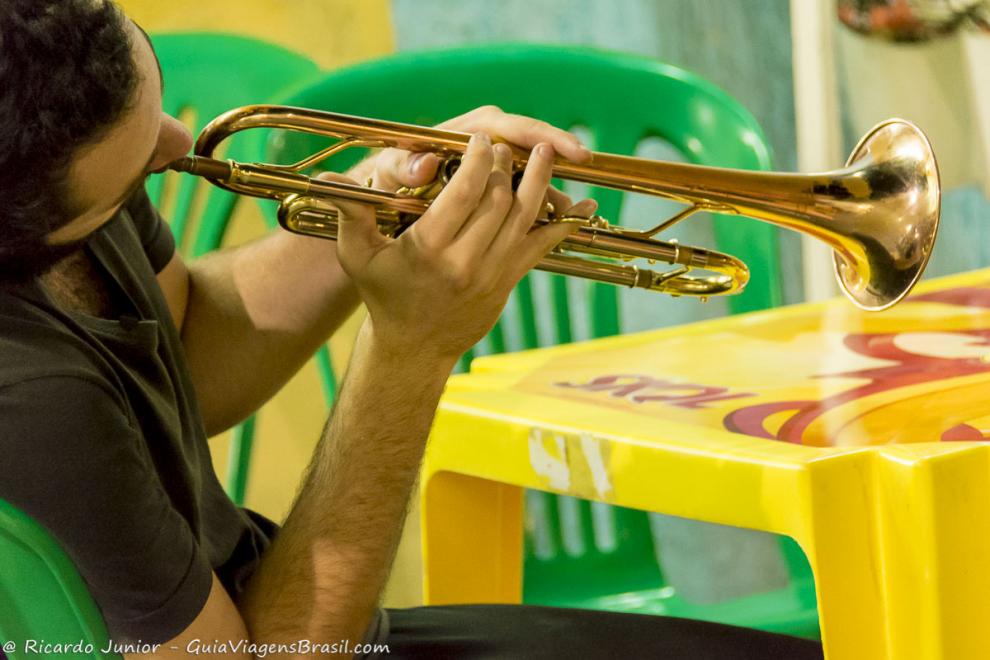 Imagem de um músico na Passarela do Álcool.